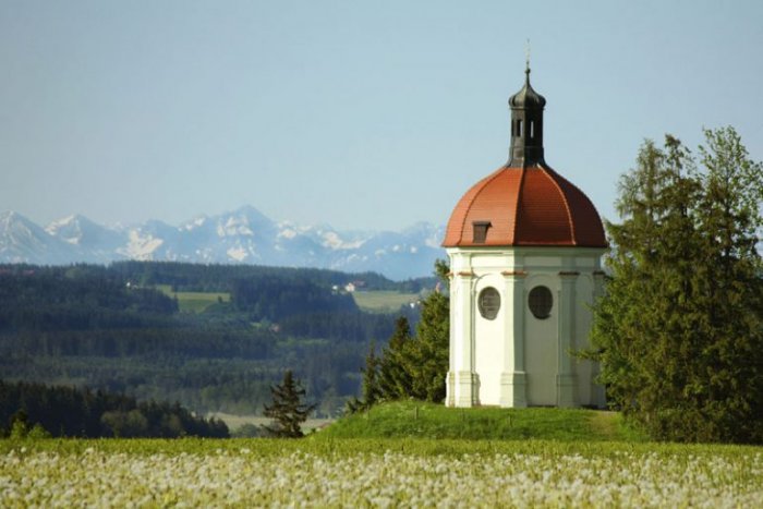 Blick-von-der-Buschelkapelle-bei-Ottobeuren-auf-die-Allgäuer-Alpen.-770x513.jpg