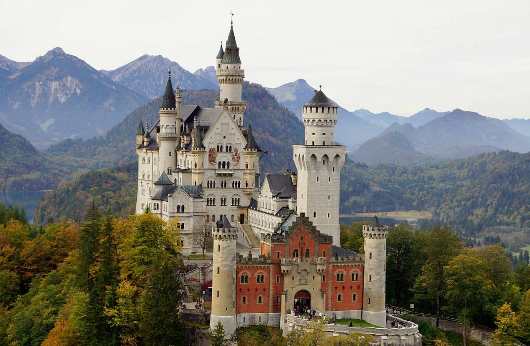 csm_Schloss_Neuschwanstein_im_Herbst_-_Front_3_44d6664960.jpg